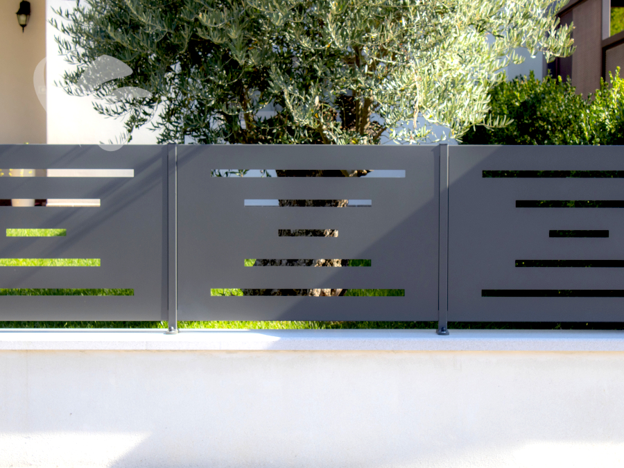 Recinzione in ferro, recinzione in lamiera moderna ed elegante, pannelli in lamiera con decoro taglio laser