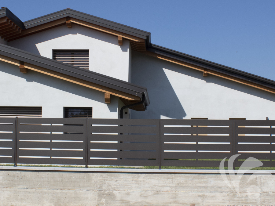 Recinzione in ferro, ringhiera zincata e verniciata da esterno per ville