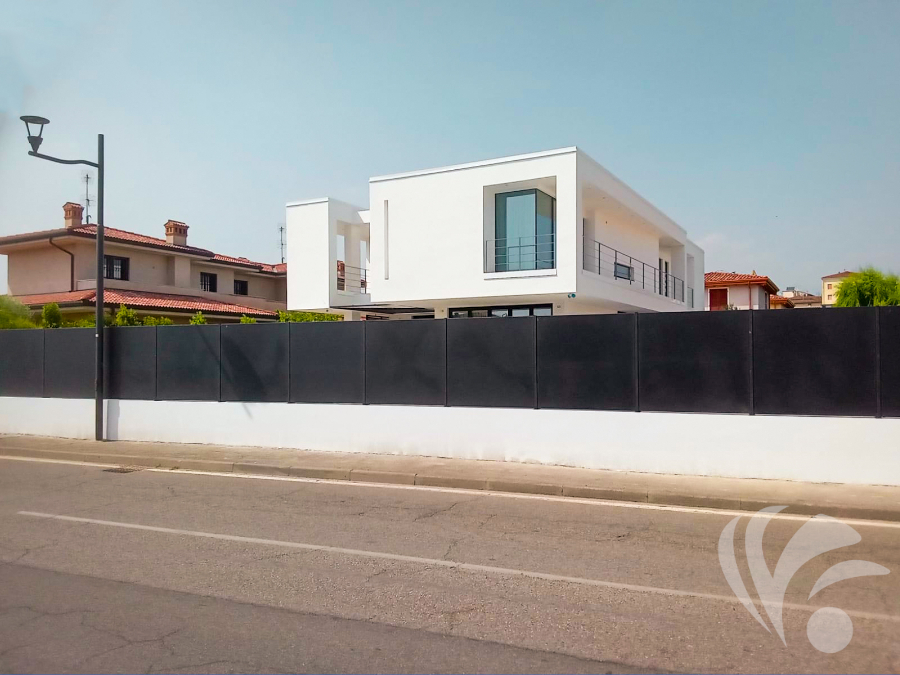 Recinzione in ferro, recinzione in lamiera moderna ed elegante, pannelli in lamiera con decoro taglio laser, pannelli ciechi, recinzione privacy, recinzione oscurante, zincata e verniciata