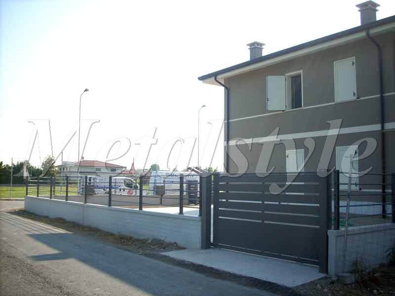 cancello scorrevole in lamiera moderno