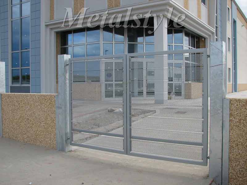 cancelli con pannelli in lamiera forati economici