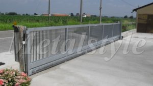 cancello scorrevole industriale con pannelli in grigliato