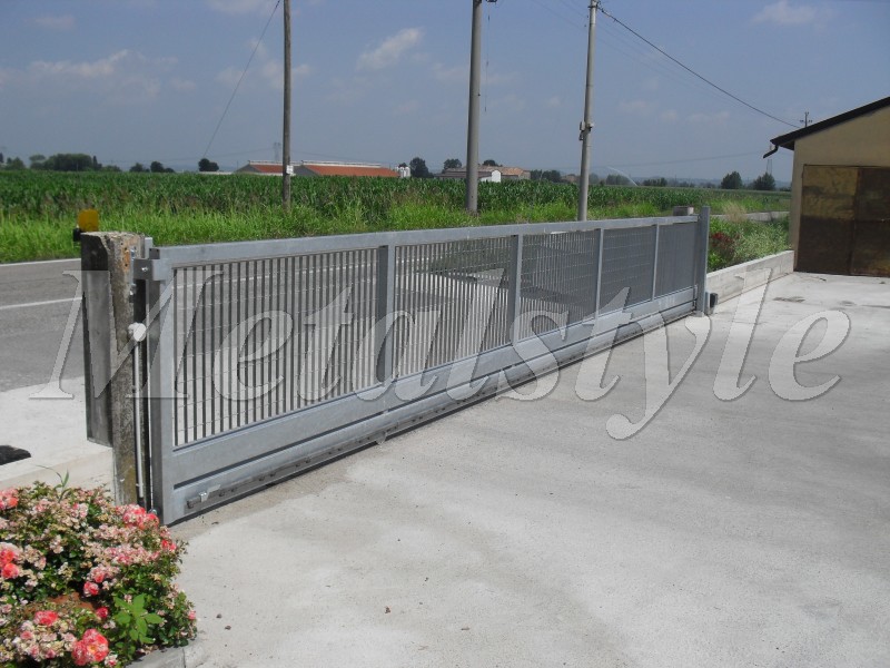 cancello scorrevole industriale con pannelli in grigliato