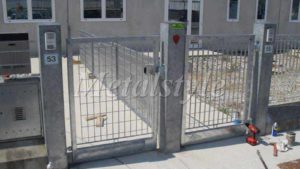 cancelli in ferro con grigliato economici facili da installare