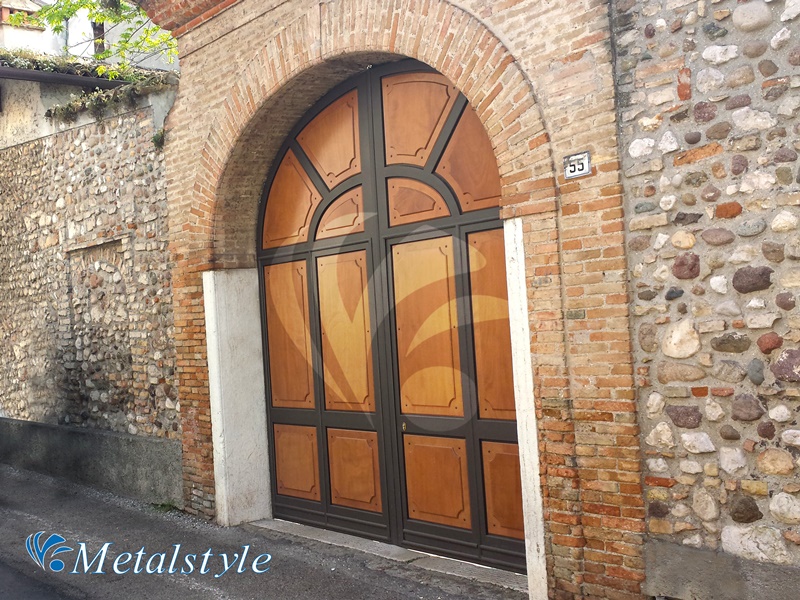 cancello in ferro e legno - cancello con pannelli in legno