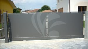 cancello scorrevole in metallo con lamiere moderno prezzi