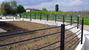 Recinzione moderna in pannelli ad aste orizzontali da esterno zincata e verniciata