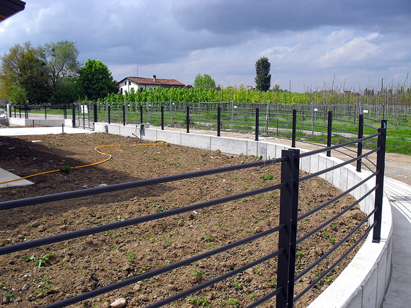 Recinzione moderna in pannelli ad aste orizzontali da esterno zincata e verniciata