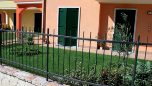 pannello per recinzione in ferro standard con borchie alternate