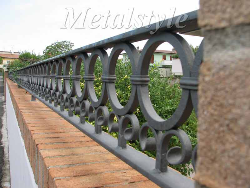 recinzione - ringhiera in ferro- parapetto in metallo