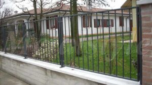 recinzione-ringhiera in metallo da esterno per ville e giardini