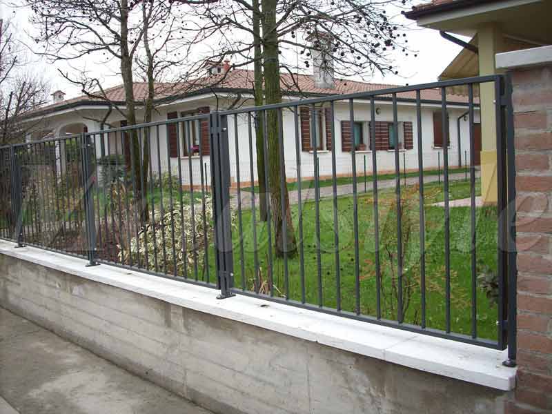 recinzione-ringhiera in metallo da esterno per ville e giardini