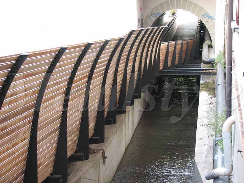struttura per opera pubblica -recinzione moderna con pannelli in legno