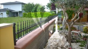 ringhiera elegante con decori forgiati in ferro -recinzione in ferro prezzi
