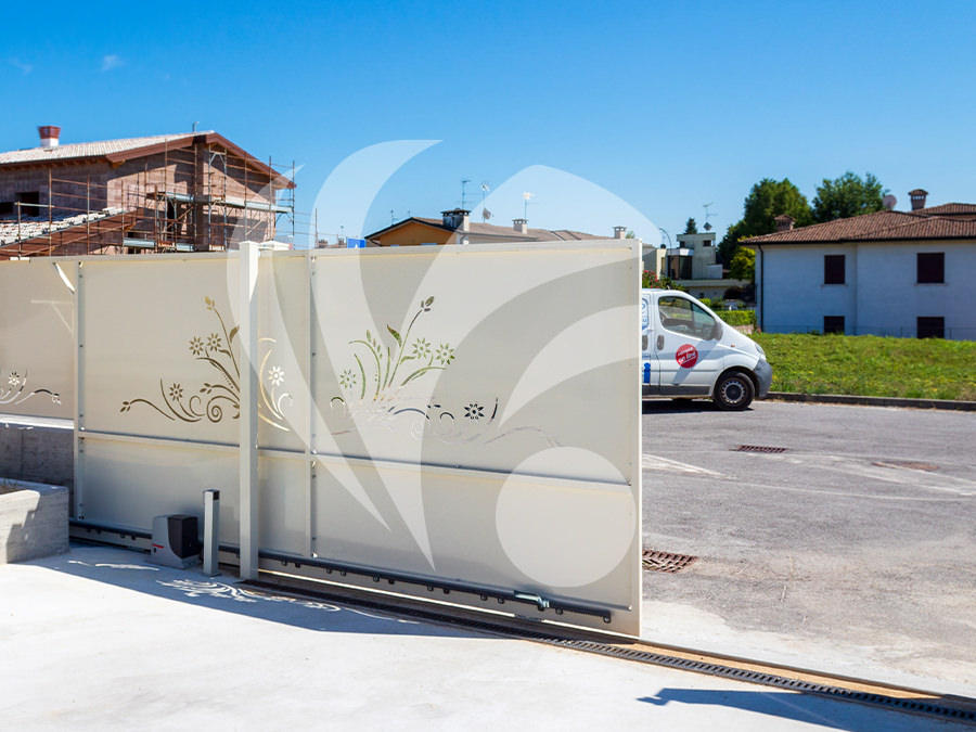 cancelli in lamiera con decoro taglio laser