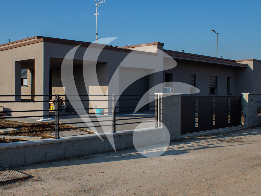 Moderno cancello scorrevole in ferro e lamiere con pannelli decorati taglio laser