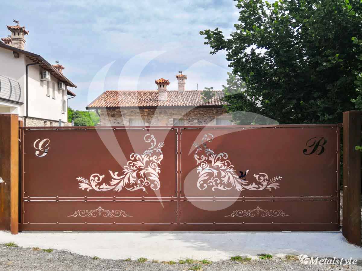 cancello con decorazione e lettere laser personalizzate verniciatura effetto corten
