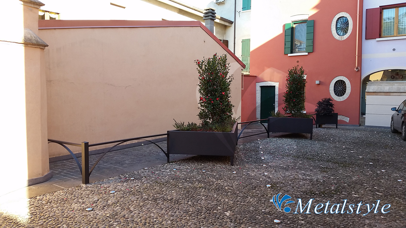 fioriere ferro 01 - arredo urbano protezioni lattoneria coperture
