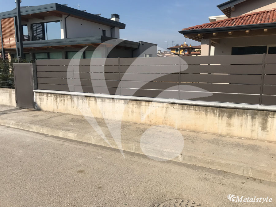 recinzione moderna a doghe orizzontali zincata e verniciata