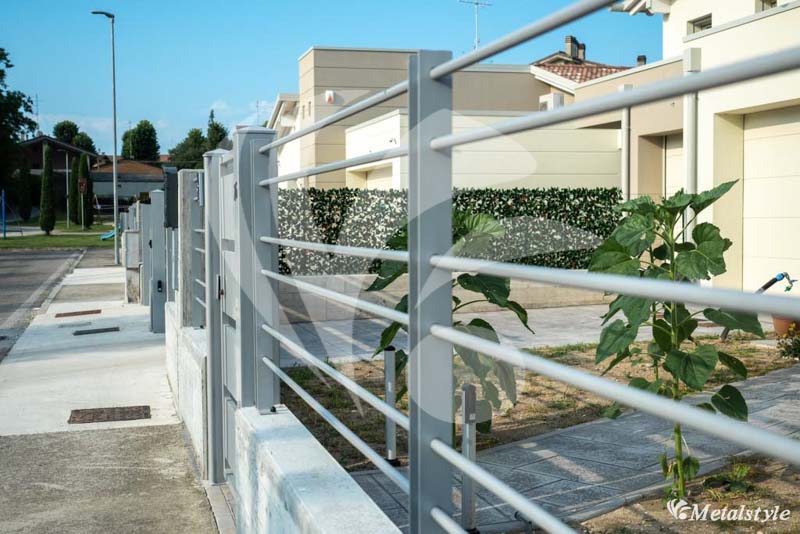 Pannello recinzione in ferro standard ad aste orizzontali zincato e verniciato da esterno