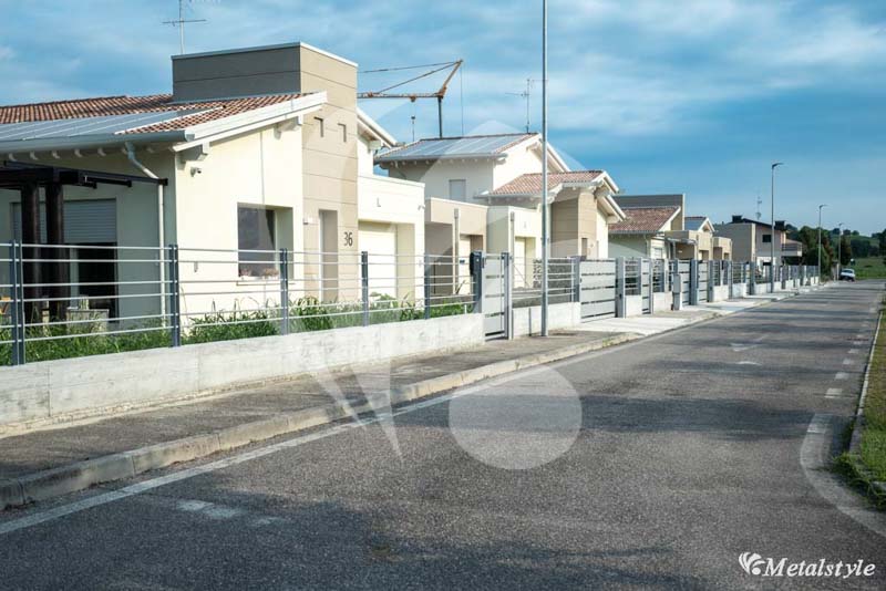recinzione da esterno in pannelli in ferro zincato e verniciato ad aste orizzontali
