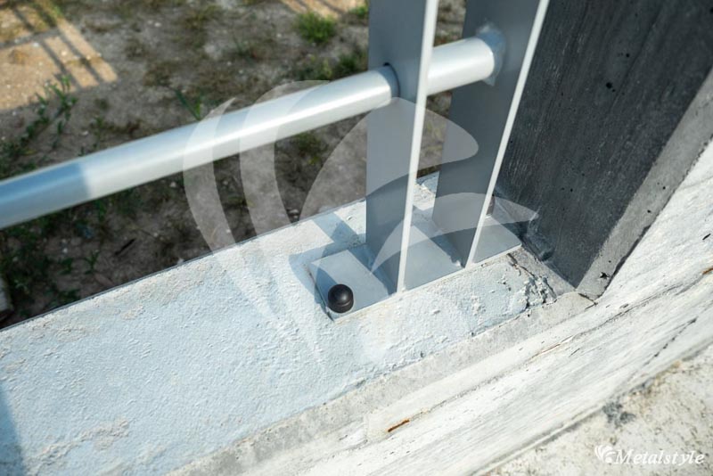 recinzione a pannelli modulari fissaggio a tassellare